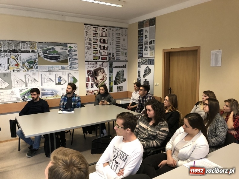 Zdjęcie w galerii na portalu naszraciborz.pl: W Instytucie Architektury PWSZ trwają obrony dyplomów inżynierskich  wiadomości z regionu