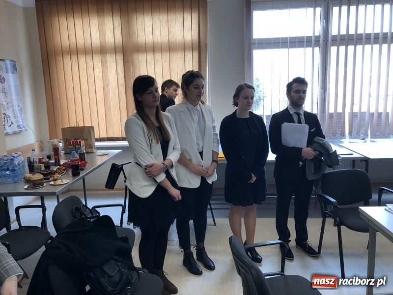 Zdjęcie w galerii na portalu naszraciborz.pl: W Instytucie Architektury PWSZ trwają obrony dyplomów inżynierskich  wiadomości z regionu