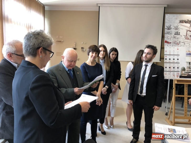 Zdjęcie w galerii na portalu naszraciborz.pl: W Instytucie Architektury PWSZ trwają obrony dyplomów inżynierskich  wiadomości z regionu