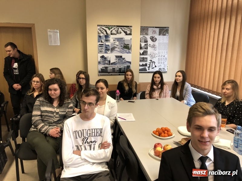 Zdjęcie w galerii na portalu naszraciborz.pl: W Instytucie Architektury PWSZ trwają obrony dyplomów inżynierskich  wiadomości z regionu