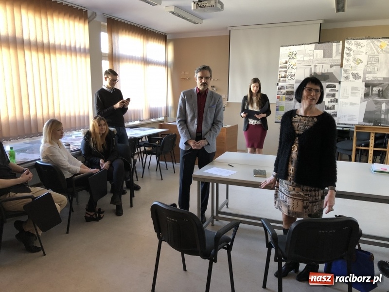 Zdjęcie w galerii na portalu naszraciborz.pl: W Instytucie Architektury PWSZ trwają obrony dyplomów inżynierskich  wiadomości z regionu