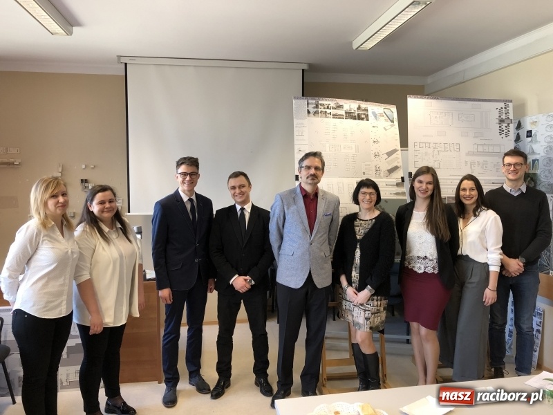 Zdjęcie w galerii na portalu naszraciborz.pl: W Instytucie Architektury PWSZ trwają obrony dyplomów inżynierskich  wiadomości z regionu