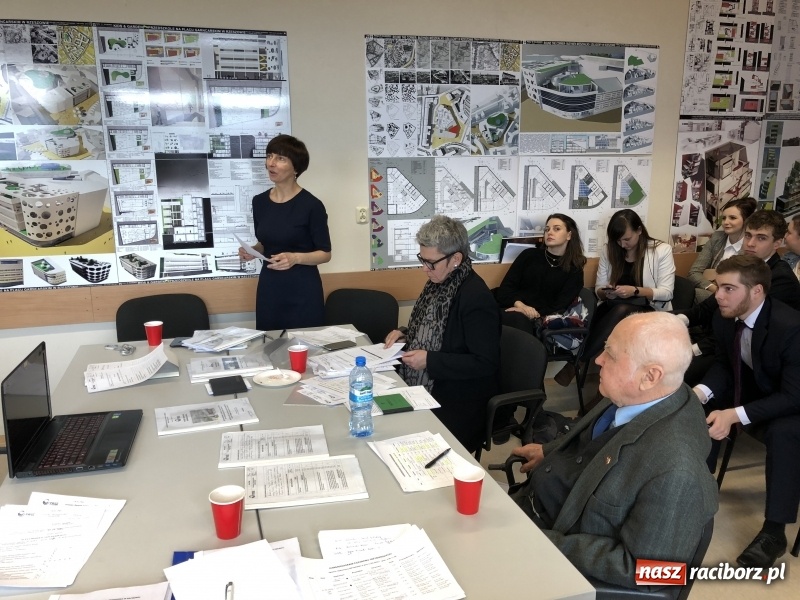 Zdjęcie w galerii na portalu naszraciborz.pl: W Instytucie Architektury PWSZ trwają obrony dyplomów inżynierskich  wiadomości z regionu