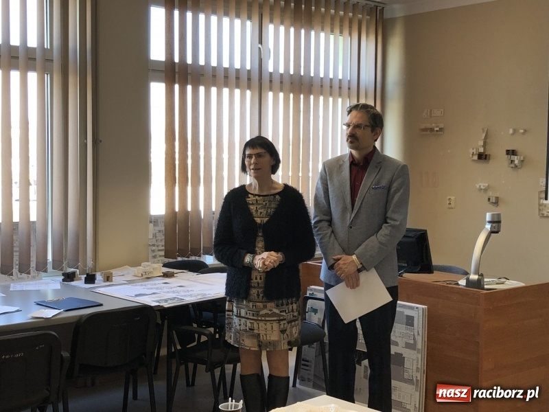 Zdjęcie w galerii na portalu naszraciborz.pl: W Instytucie Architektury PWSZ trwają obrony dyplomów inżynierskich  wiadomości z regionu