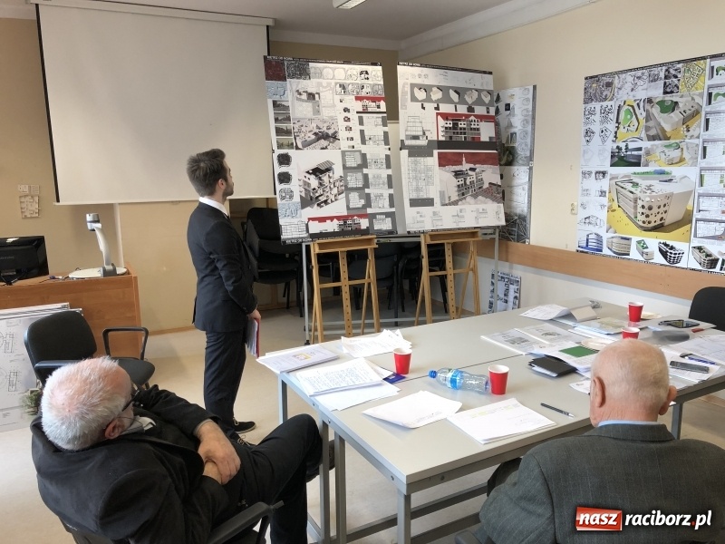 Zdjęcie w galerii na portalu naszraciborz.pl: W Instytucie Architektury PWSZ trwają obrony dyplomów inżynierskich  wiadomości z regionu