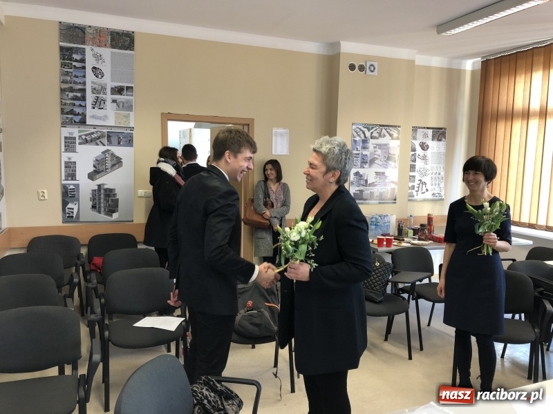 Zdjęcie w galerii na portalu naszraciborz.pl: W Instytucie Architektury PWSZ trwają obrony dyplomów inżynierskich  wiadomości z regionu