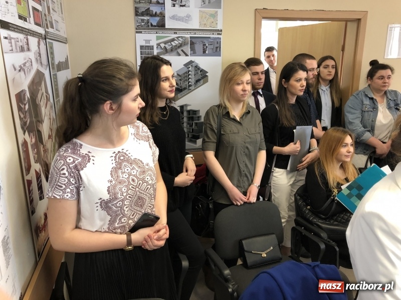 Zdjęcie w galerii na portalu naszraciborz.pl: W Instytucie Architektury PWSZ trwają obrony dyplomów inżynierskich  wiadomości z regionu