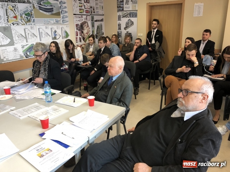 Zdjęcie w galerii na portalu naszraciborz.pl: W Instytucie Architektury PWSZ trwają obrony dyplomów inżynierskich  wiadomości z regionu