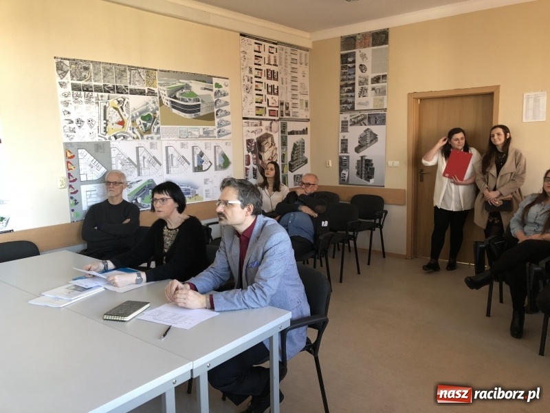 Zdjęcie w galerii na portalu naszraciborz.pl: W Instytucie Architektury PWSZ trwają obrony dyplomów inżynierskich  wiadomości z regionu