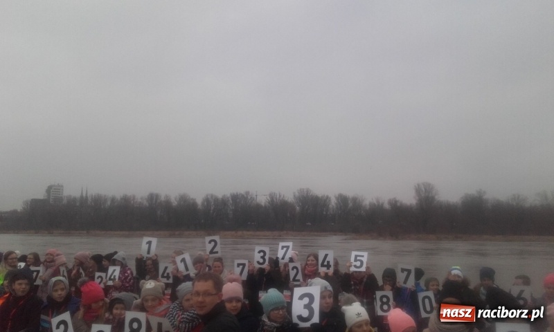 Zdjęcie w galerii na portalu naszraciborz.pl: Uczniowie z Rud bili rekord Guinnessa  wiadomości z regionu