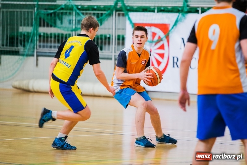 Zdjęcie w galerii na portalu naszraciborz.pl: Finały miejskie w koszykówce chłopców szkół podstawowych wiadomości z regionu