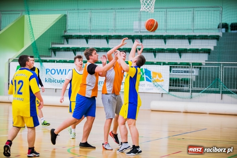 Zdjęcie w galerii na portalu naszraciborz.pl: Finały miejskie w koszykówce chłopców szkół podstawowych wiadomości z regionu
