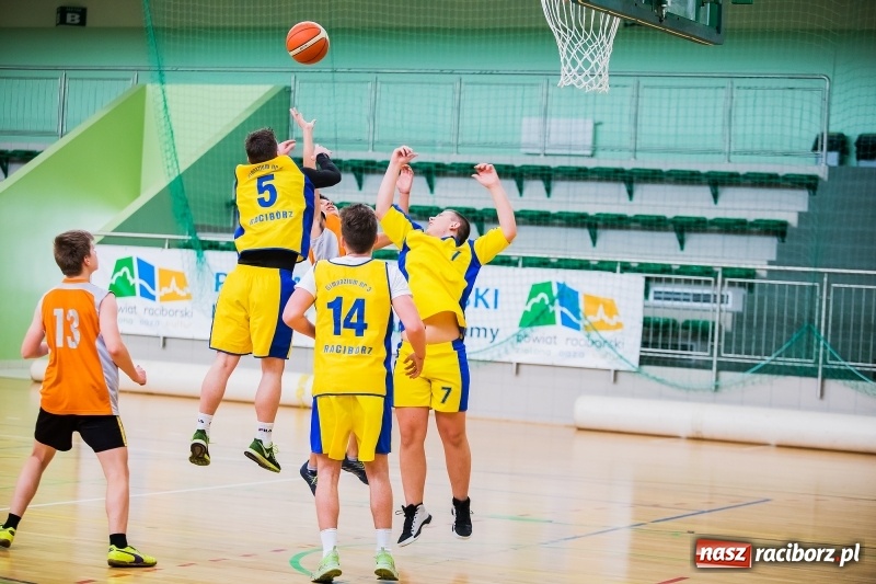 Zdjęcie w galerii na portalu naszraciborz.pl: Finały miejskie w koszykówce chłopców szkół podstawowych wiadomości z regionu