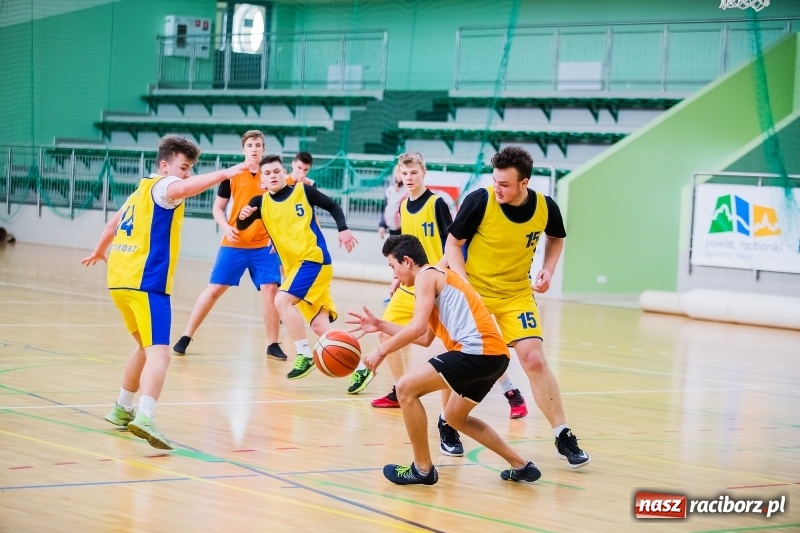 Zdjęcie w galerii na portalu naszraciborz.pl: Finały miejskie w koszykówce chłopców szkół podstawowych wiadomości z regionu