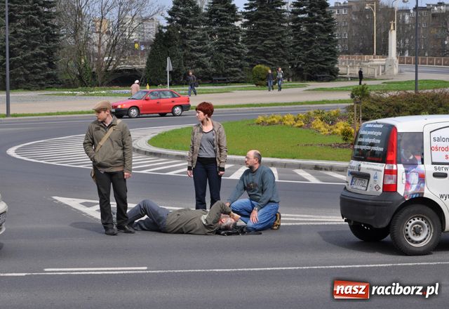 Zdjęcie w galerii na portalu naszraciborz.pl: Potrącenie rowerzysty na rondzie wiadomości z regionu