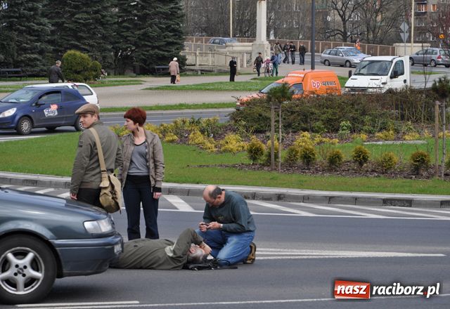 Zdjęcie w galerii na portalu naszraciborz.pl: Potrącenie rowerzysty na rondzie wiadomości z regionu