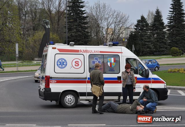Zdjęcie w galerii na portalu naszraciborz.pl: Potrącenie rowerzysty na rondzie wiadomości z regionu