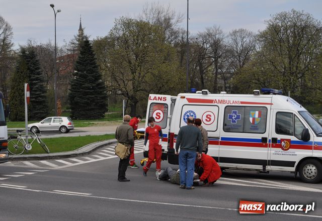 Zdjęcie w galerii na portalu naszraciborz.pl: Potrącenie rowerzysty na rondzie wiadomości z regionu