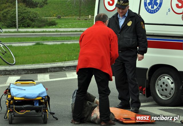 Zdjęcie w galerii na portalu naszraciborz.pl: Potrącenie rowerzysty na rondzie wiadomości z regionu