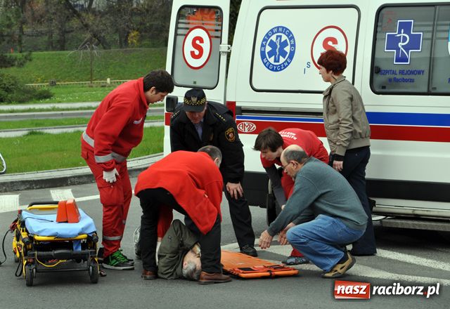 Zdjęcie w galerii na portalu naszraciborz.pl: Potrącenie rowerzysty na rondzie wiadomości z regionu