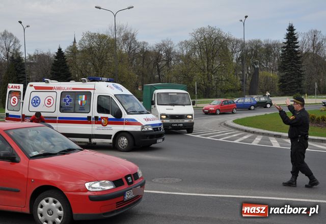Zdjęcie w galerii na portalu naszraciborz.pl: Potrącenie rowerzysty na rondzie wiadomości z regionu