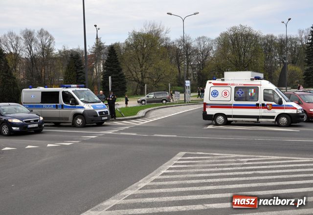 Zdjęcie w galerii na portalu naszraciborz.pl: Potrącenie rowerzysty na rondzie wiadomości z regionu