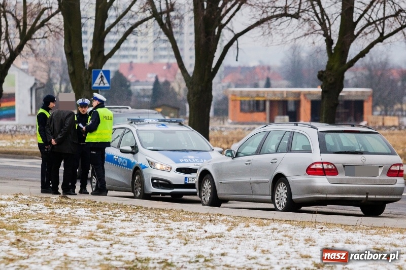 Zdjęcie w galerii na portalu naszraciborz.pl: Potrącenie 17-latki na przejściu dla pieszych na ulicy Opawskiej wiadomości z regionu
