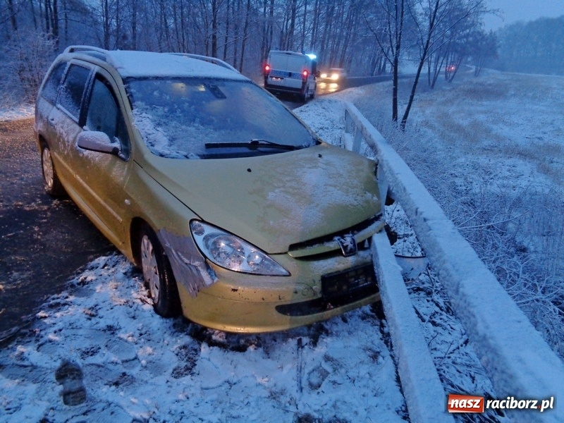 Zdjęcie w galerii na portalu naszraciborz.pl: Raciborzanin uderzył peugeotem w barierę mostu. Miał cztery promile!  wiadomości z regionu