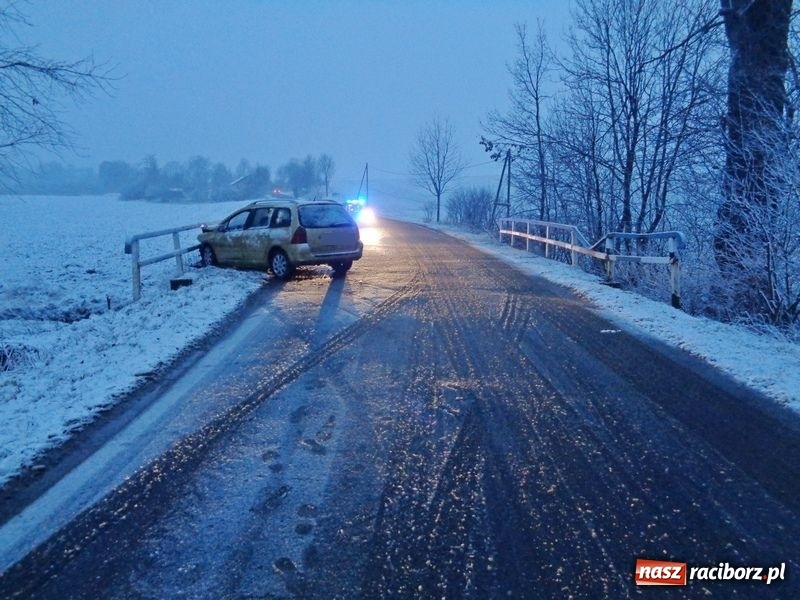 Zdjęcie w galerii na portalu naszraciborz.pl: Raciborzanin uderzył peugeotem w barierę mostu. Miał cztery promile!  wiadomości z regionu