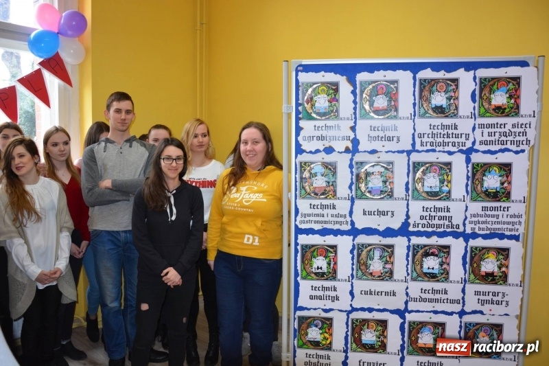 Zdjęcie w galerii na portalu naszraciborz.pl: Przy Wileńskiej otwarto uczniowską Dziuplę wiadomości z regionu