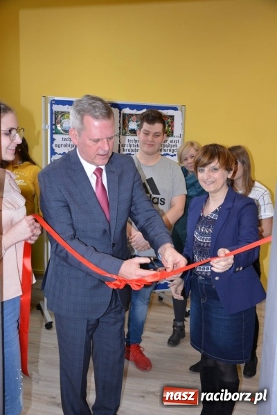 Zdjęcie w galerii na portalu naszraciborz.pl: Przy Wileńskiej otwarto uczniowską Dziuplę wiadomości z regionu