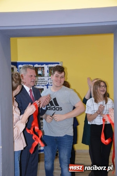 Zdjęcie w galerii na portalu naszraciborz.pl: Przy Wileńskiej otwarto uczniowską Dziuplę wiadomości z regionu