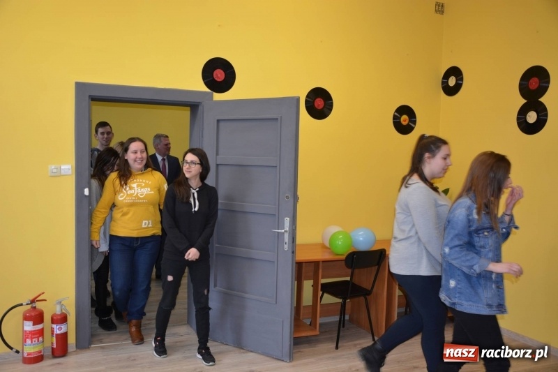 Zdjęcie w galerii na portalu naszraciborz.pl: Przy Wileńskiej otwarto uczniowską Dziuplę wiadomości z regionu