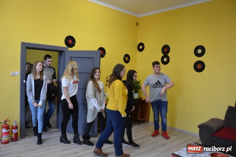Zdjęcie w galerii na portalu naszraciborz.pl: Przy Wileńskiej otwarto uczniowską Dziuplę wiadomości z regionu