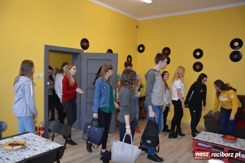 Zdjęcie w galerii na portalu naszraciborz.pl: Przy Wileńskiej otwarto uczniowską Dziuplę wiadomości z regionu