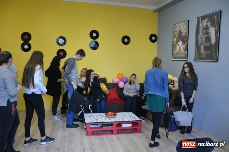 Zdjęcie w galerii na portalu naszraciborz.pl: Przy Wileńskiej otwarto uczniowską Dziuplę wiadomości z regionu