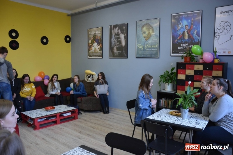 Zdjęcie w galerii na portalu naszraciborz.pl: Przy Wileńskiej otwarto uczniowską Dziuplę wiadomości z regionu