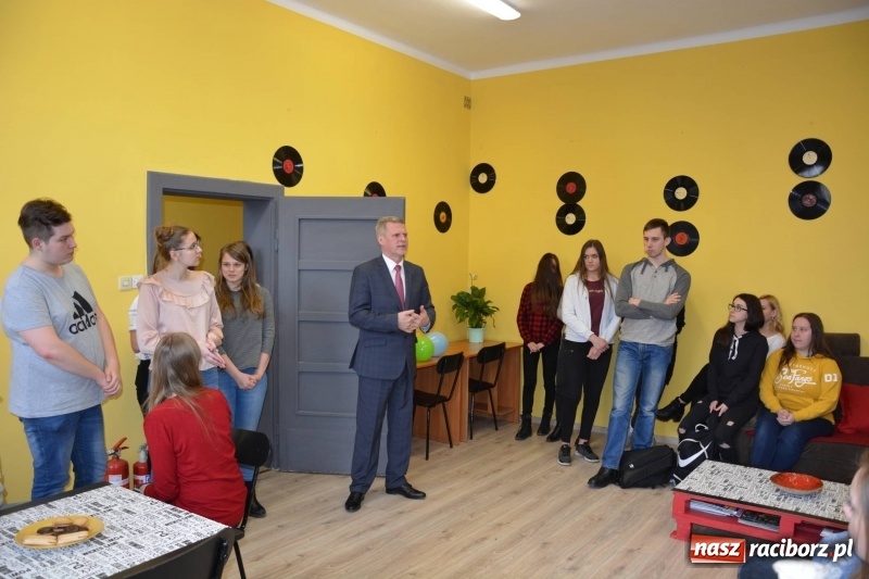 Zdjęcie w galerii na portalu naszraciborz.pl: Przy Wileńskiej otwarto uczniowską Dziuplę wiadomości z regionu