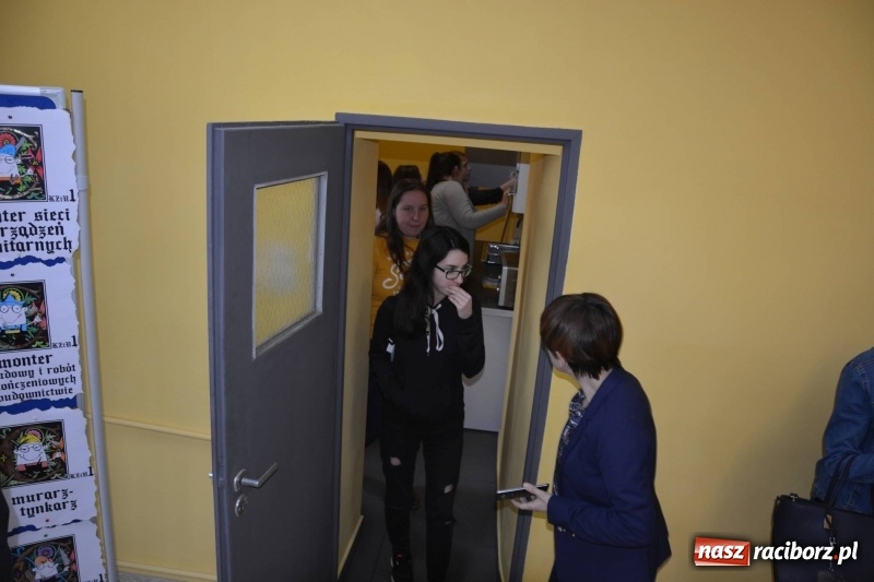 Zdjęcie w galerii na portalu naszraciborz.pl: Przy Wileńskiej otwarto uczniowską Dziuplę wiadomości z regionu