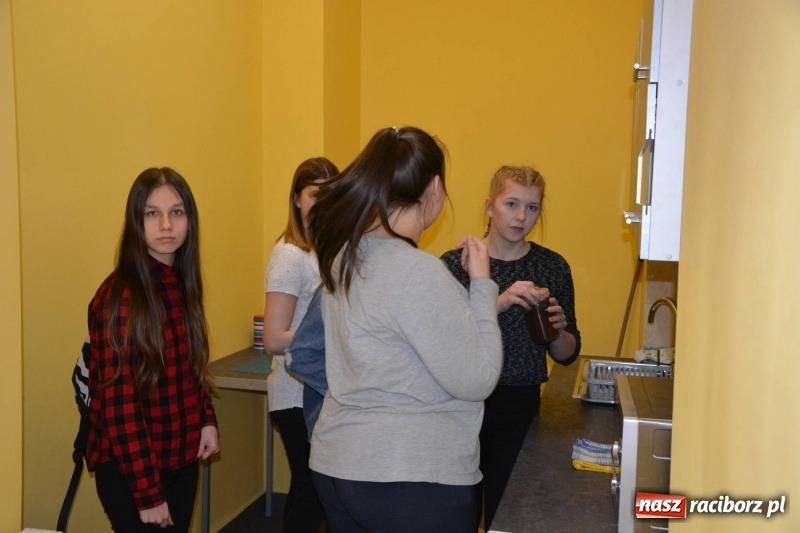 Zdjęcie w galerii na portalu naszraciborz.pl: Przy Wileńskiej otwarto uczniowską Dziuplę wiadomości z regionu