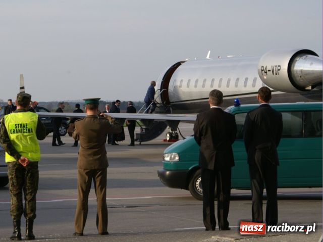 Zdjęcie w galerii na portalu naszraciborz.pl: Funkcjonariusze Straży Granicznej zabezpieczali przylot i odlot delegacji wiadomości z regionu