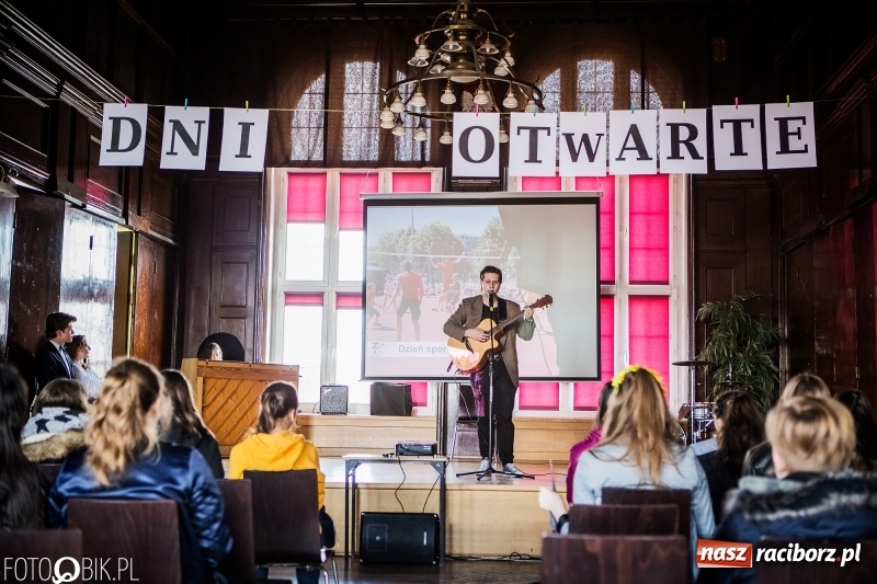 Zdjęcie w galerii na portalu naszraciborz.pl: Dni otwarte I LO. Zobacz jak uczniowie promują szkołę wiadomości z regionu