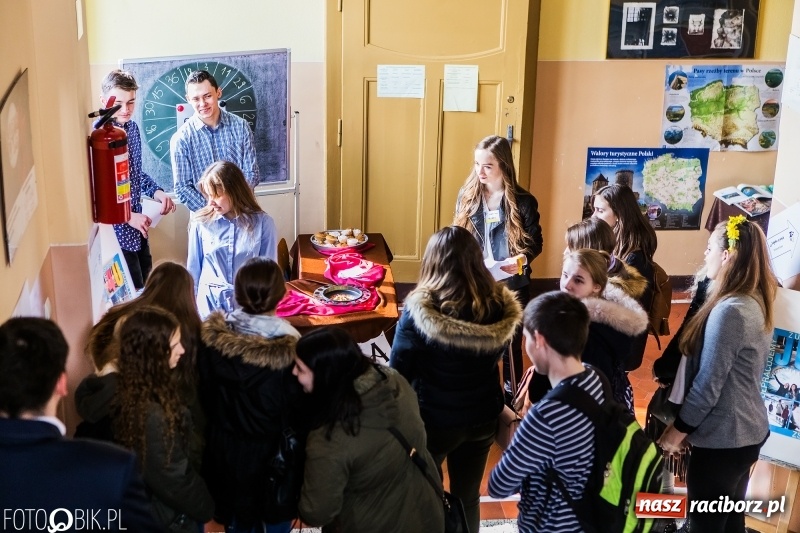 Zdjęcie w galerii na portalu naszraciborz.pl: Dni otwarte I LO. Zobacz jak uczniowie promują szkołę wiadomości z regionu