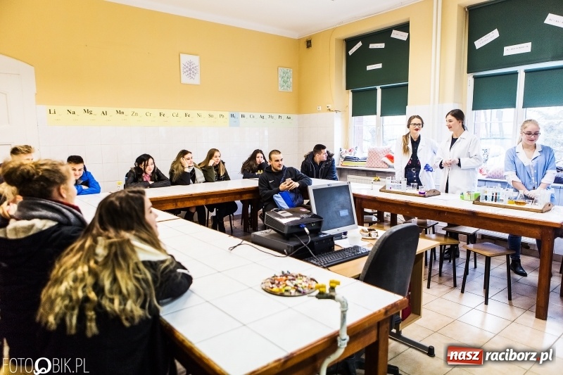 Zdjęcie w galerii na portalu naszraciborz.pl: Dni otwarte I LO. Zobacz jak uczniowie promują szkołę wiadomości z regionu