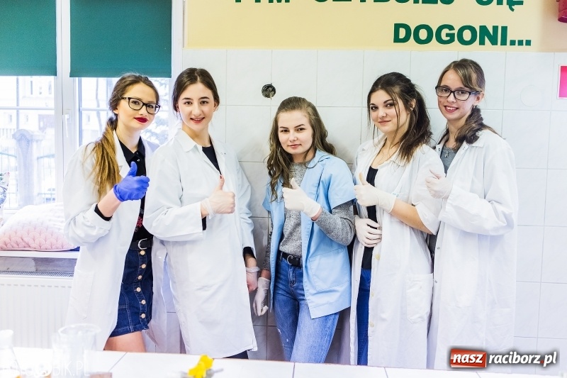 Zdjęcie w galerii na portalu naszraciborz.pl: Dni otwarte I LO. Zobacz jak uczniowie promują szkołę wiadomości z regionu