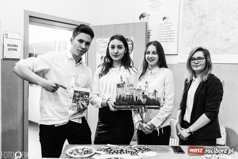 Zdjęcie w galerii na portalu naszraciborz.pl: Dni otwarte I LO. Zobacz jak uczniowie promują szkołę wiadomości z regionu