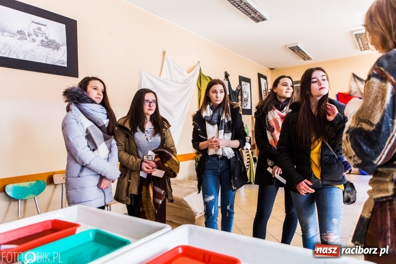 Zdjęcie w galerii na portalu naszraciborz.pl: Dni otwarte I LO. Zobacz jak uczniowie promują szkołę wiadomości z regionu