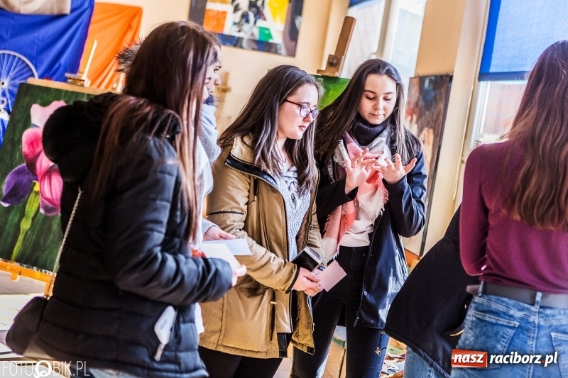 Zdjęcie w galerii na portalu naszraciborz.pl: Dni otwarte I LO. Zobacz jak uczniowie promują szkołę wiadomości z regionu