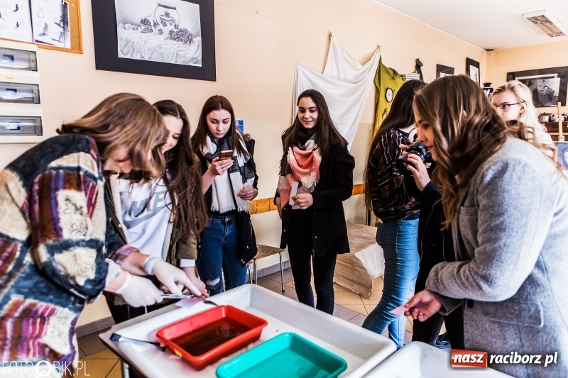 Zdjęcie w galerii na portalu naszraciborz.pl: Dni otwarte I LO. Zobacz jak uczniowie promują szkołę wiadomości z regionu