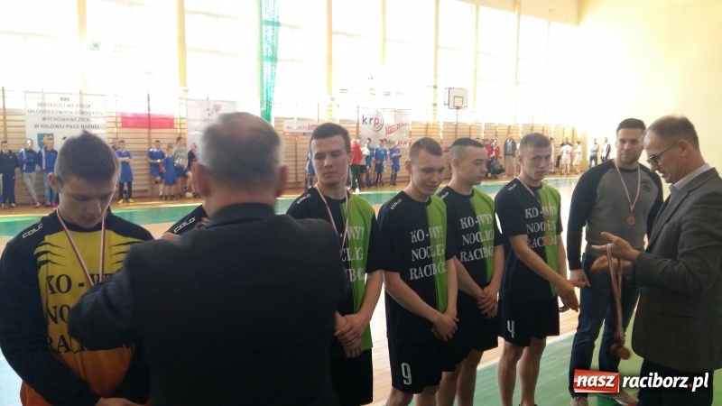 Zdjęcie w galerii na portalu naszraciborz.pl: Wychowankowie MOW w Rudach z brązowymi medalami Mistrzostw Polski w Halowej Piłce Nożnej wiadomości z regionu